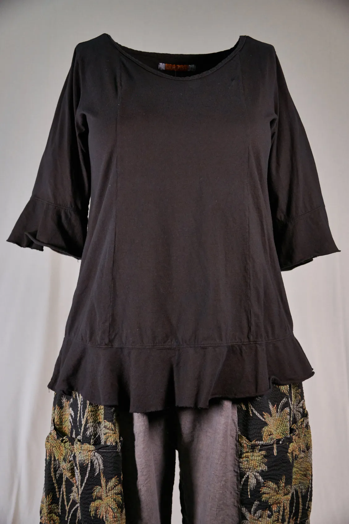 1562 Flounce Tee Black-U