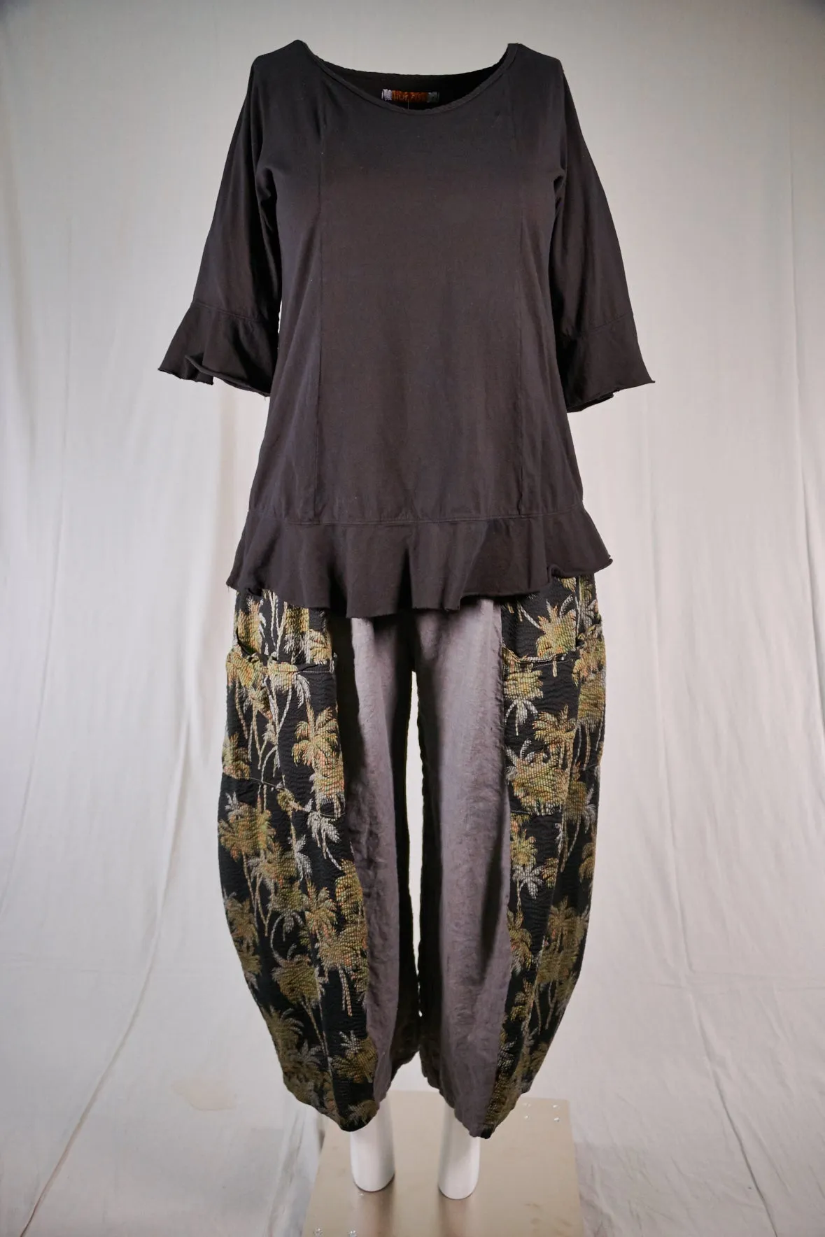 1562 Flounce Tee Black-U