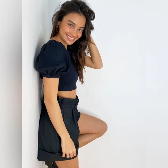 Aritzia Sunday Best Aki Paperbag Waist Shorts‎ Black 2