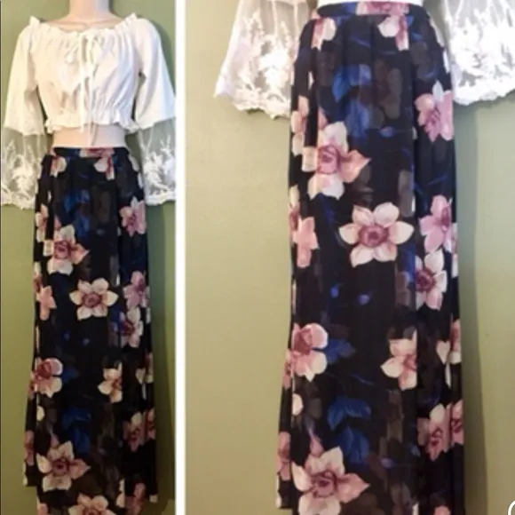 BLACK FLORAL MAXI SKIRT SIZE LARGE NWT🌷