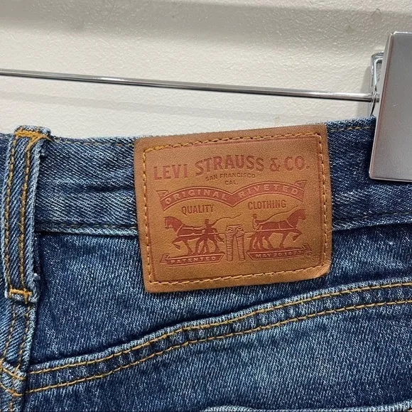 Levi’s Cuffed Denim Cuffed Shorts Medium Wash 27