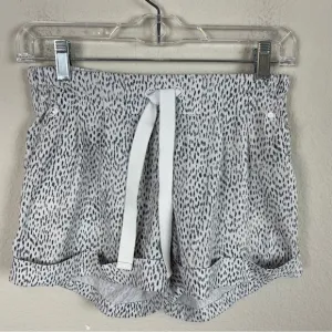 Lululemon White Black Spring Breakaway Shorts Dottie Dash 4
