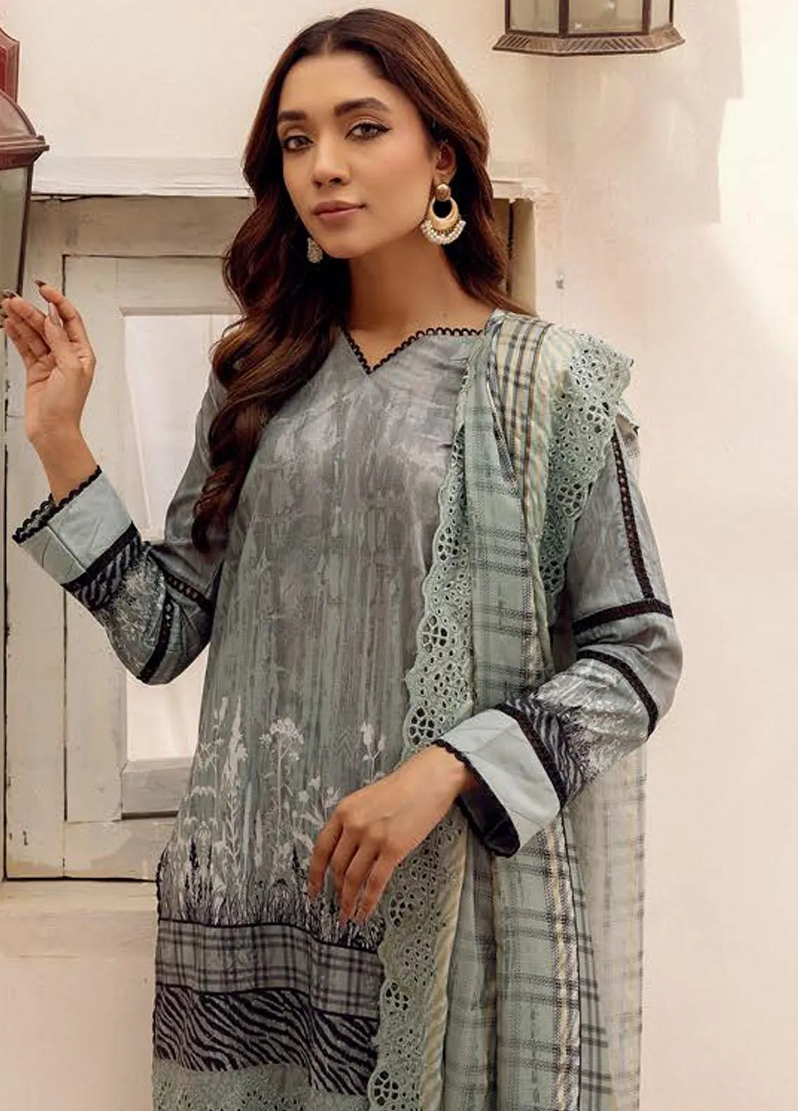 Mahee's by Riaz Arts Embroidered Lawn 3Pcs