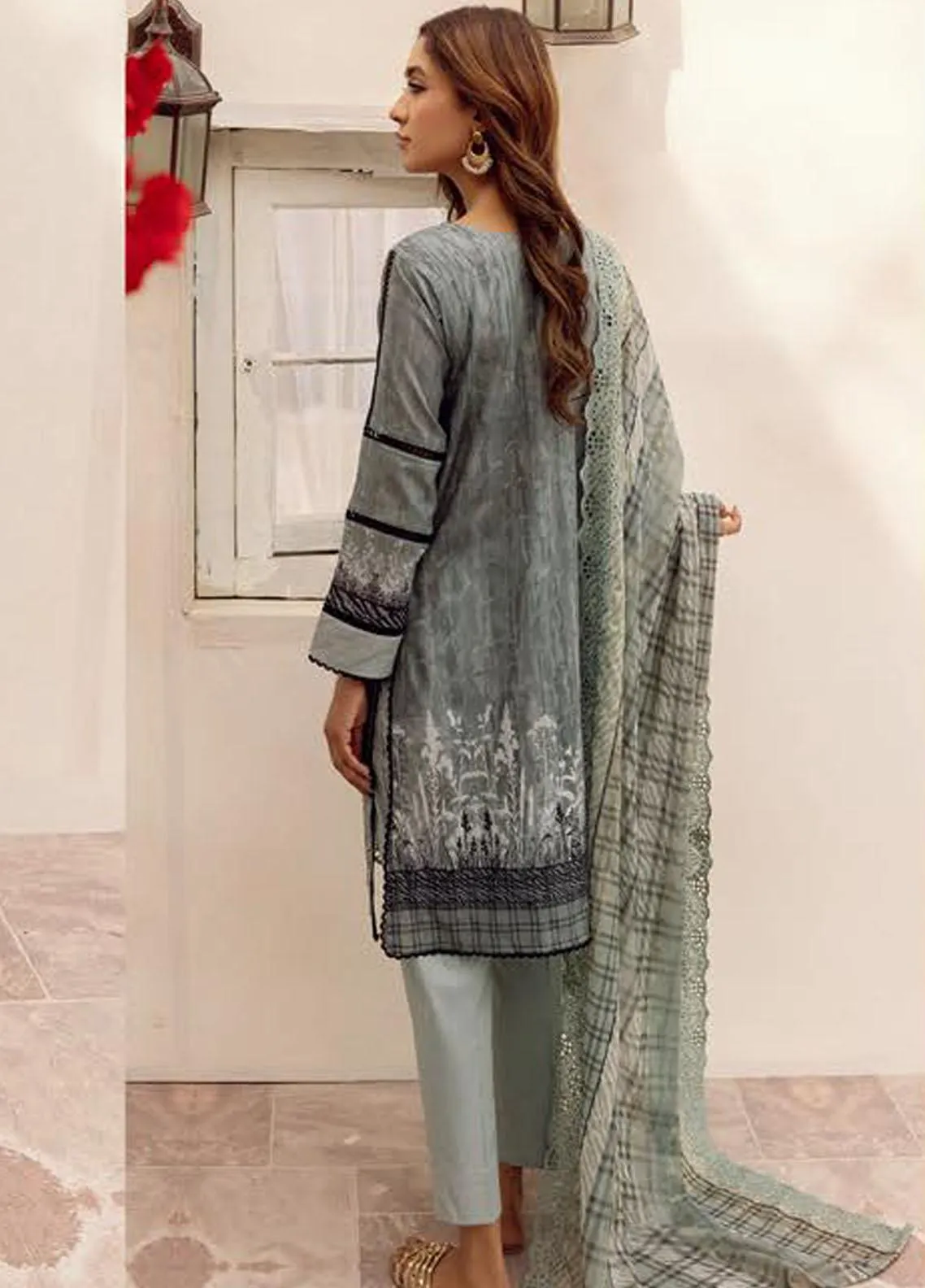 Mahee's by Riaz Arts Embroidered Lawn 3Pcs