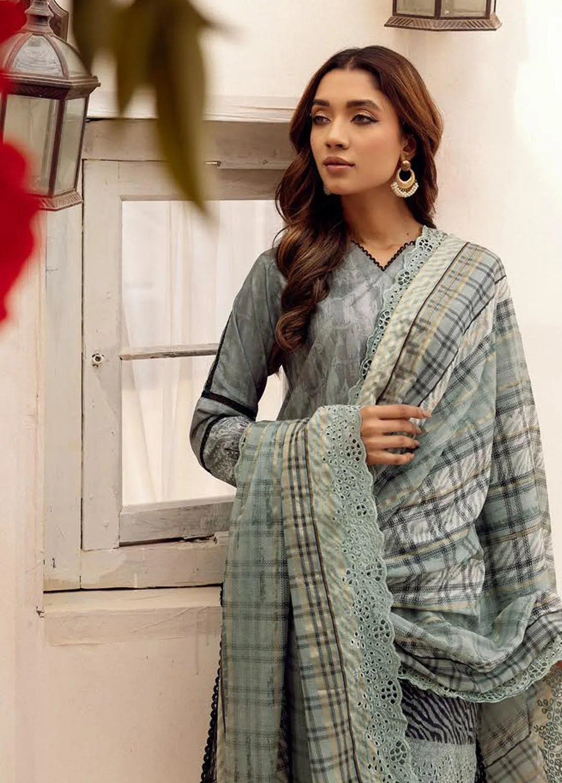 Mahee's by Riaz Arts Embroidered Lawn 3Pcs