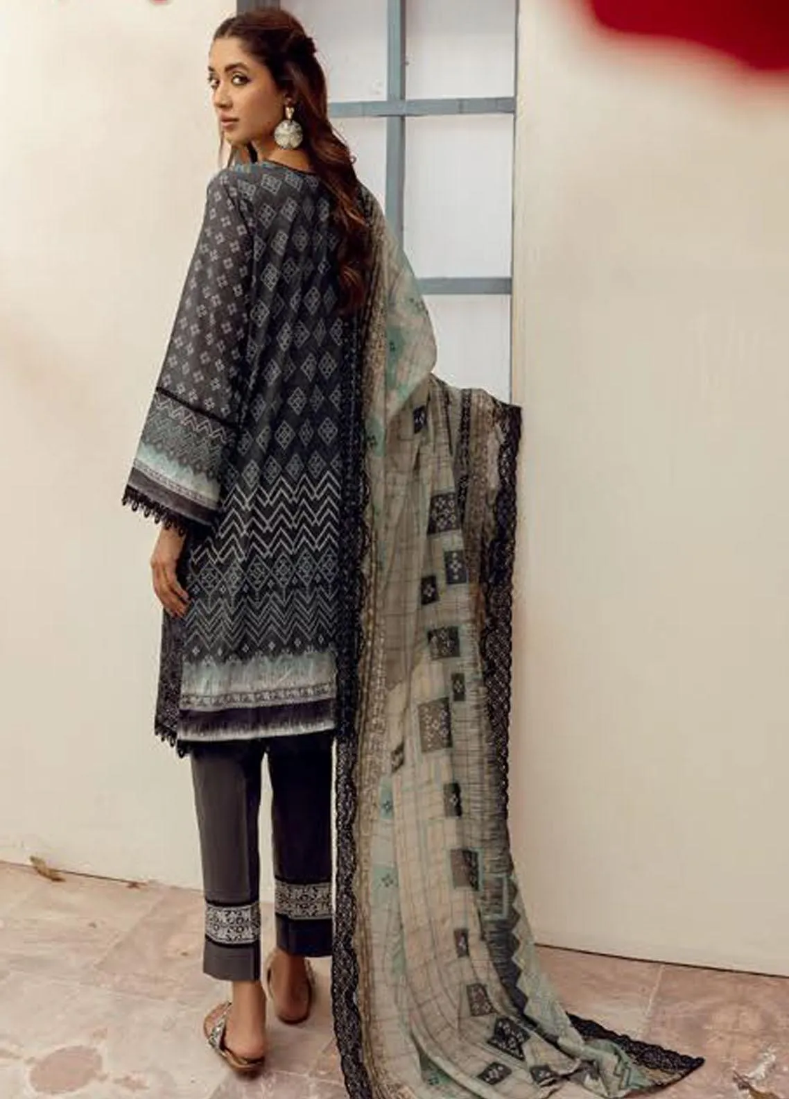 Mahee's by Riaz Arts Embroidered Lawn 3Pcs