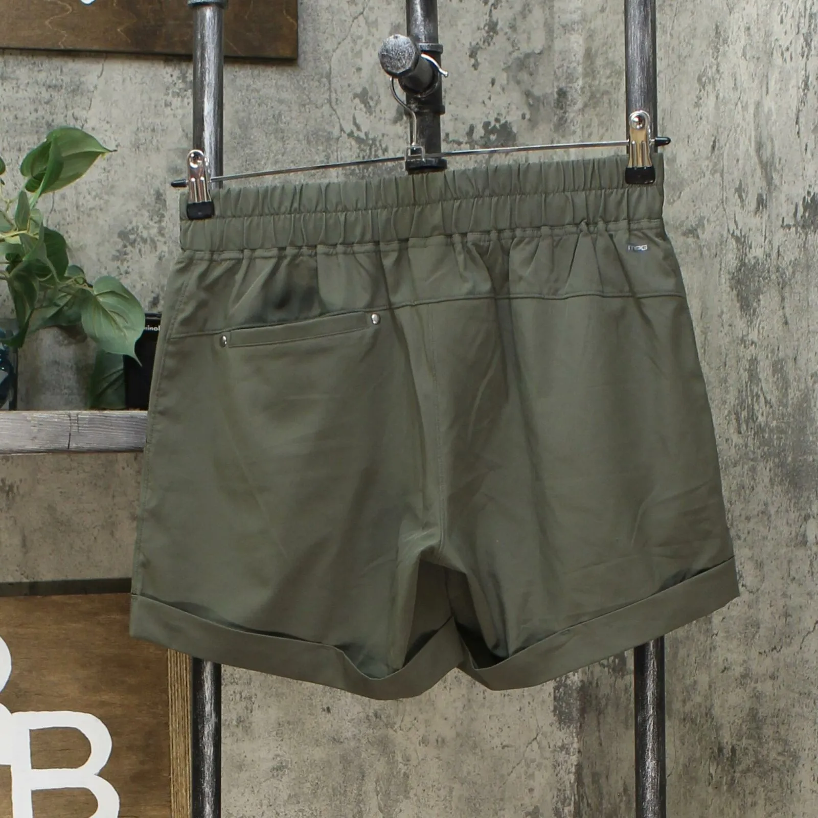 MPG Mondetta Performance Gear Pleated Stretch Cuffed Travel Shorts Olive Small