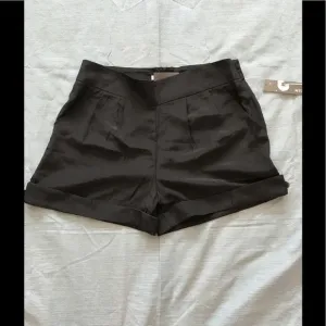 Myne 100% silk black cuffed shorts size 2 NWT