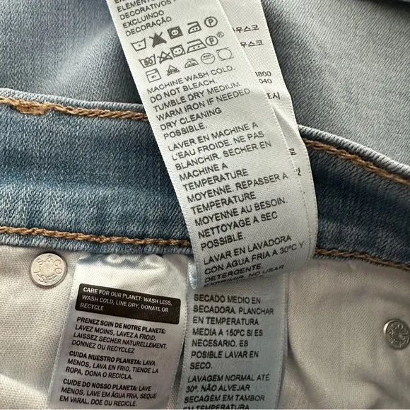 NWT Levi's Blue Denim / Jean Mid-Length Mid Rise Hypersoft Shorts Size 30