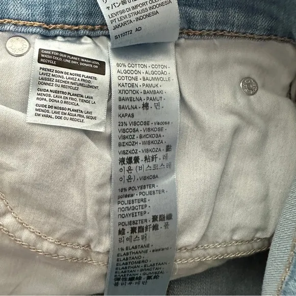 NWT Levi's Blue Denim / Jean Mid-Length Mid Rise Hypersoft Shorts Size 30