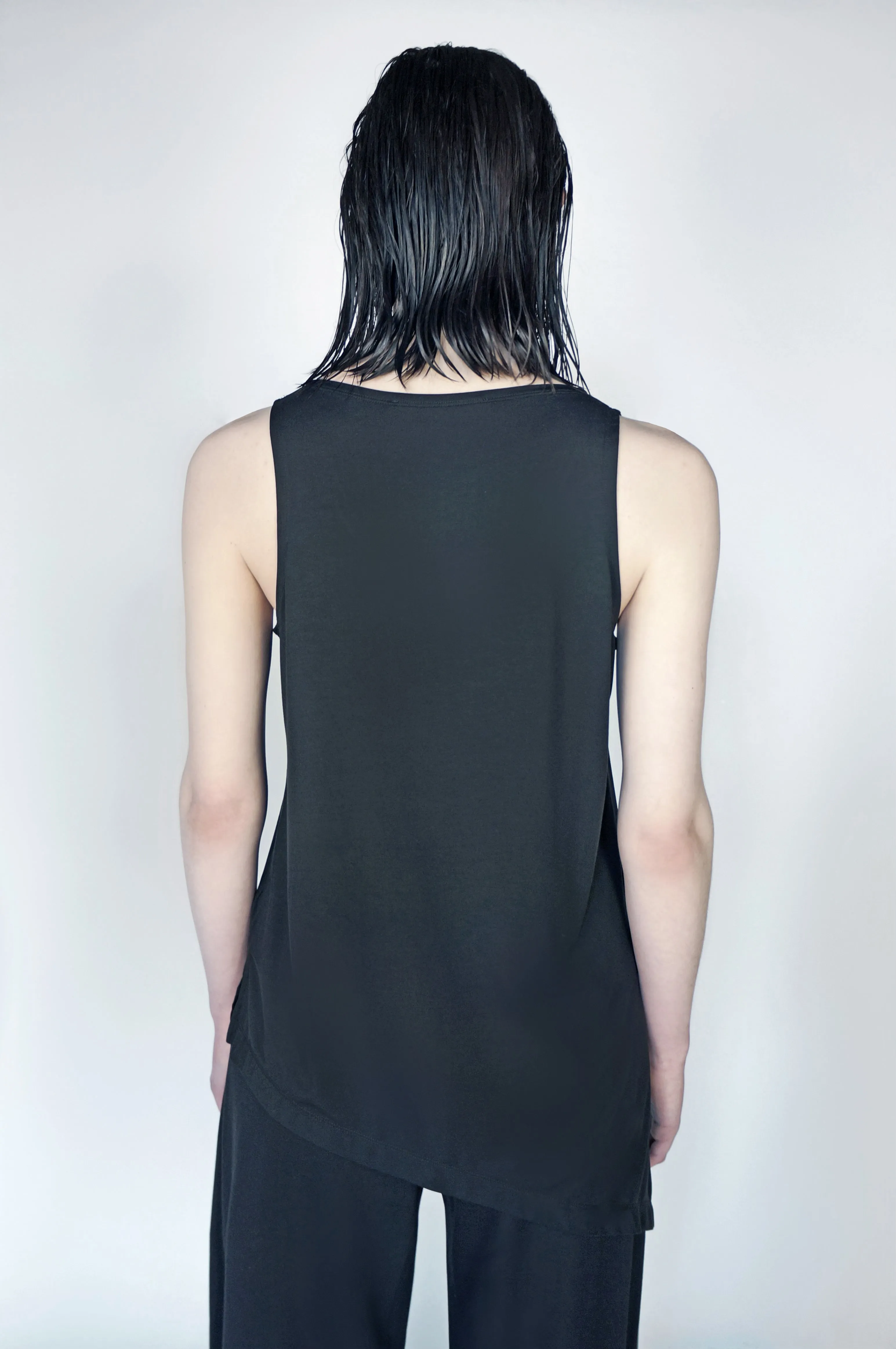 The Asymmetric Tank in Black