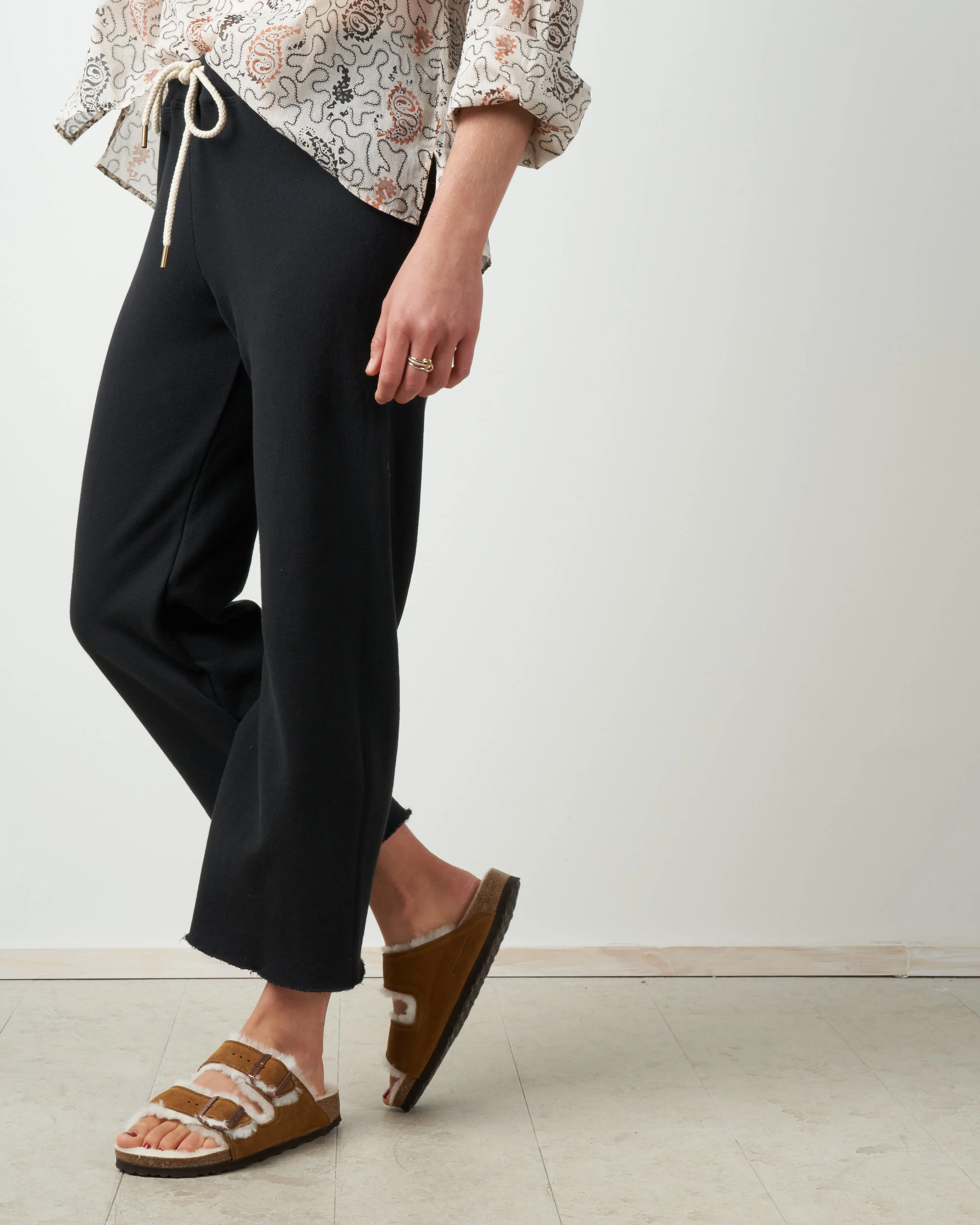 the wide leg cropped sweatpant - almost black