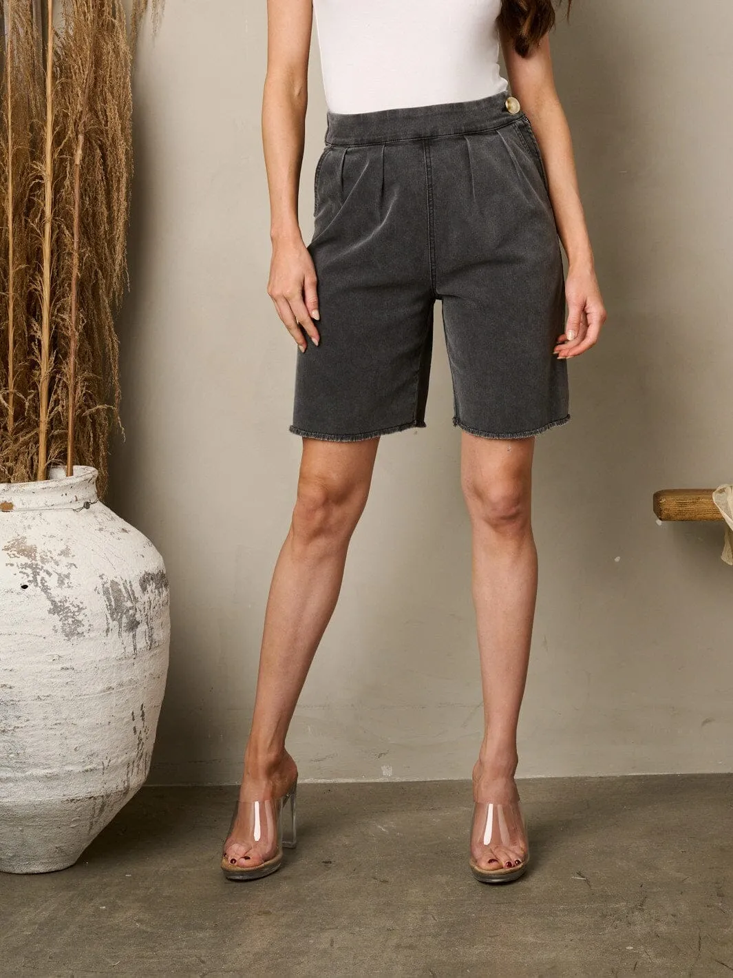 WOMEN'S BUTTON CLOSURE RAW EDGE WASHED POCKETS DENIM SHORTS